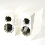 Paire d'ébénisteries finition blanc brillant (avec grilles) pour kit SB Acoustics ARA / ARA Be